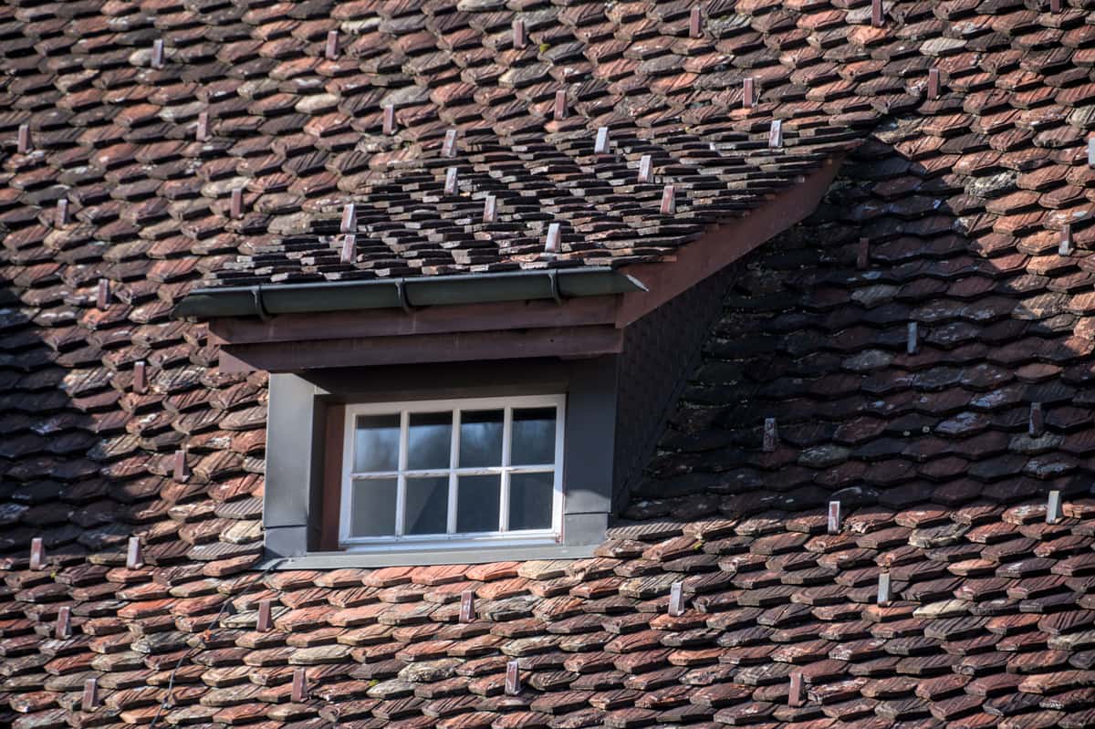 Christmas light clips of the type used on a tiled roof edge